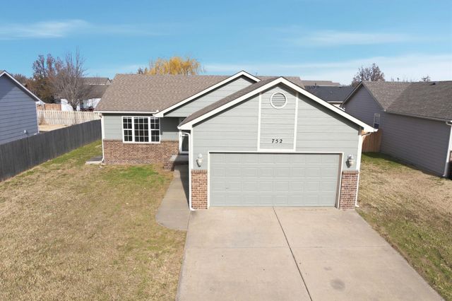 752 E Greenwood Ct, Haysville, KS 67060