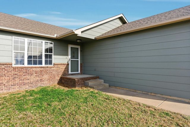 752 E Greenwood Ct, Haysville, KS 67060