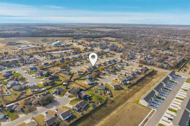 752 E Greenwood Ct, Haysville, KS 67060