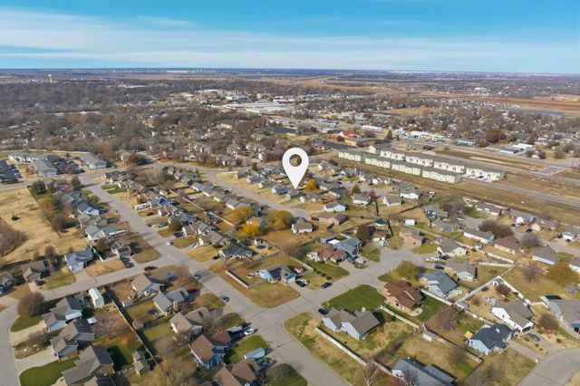 752 E Greenwood Ct, Haysville, KS 67060