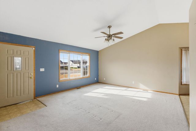 752 E Greenwood Ct, Haysville, KS 67060