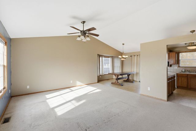 752 E Greenwood Ct, Haysville, KS 67060