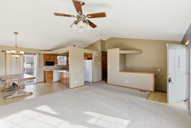 752 E Greenwood Ct, Haysville, KS 67060