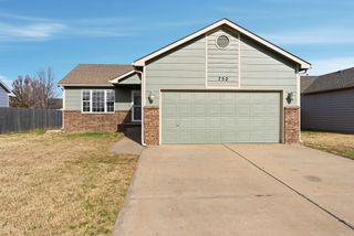752 E Greenwood Ct, Haysville, KS 67060