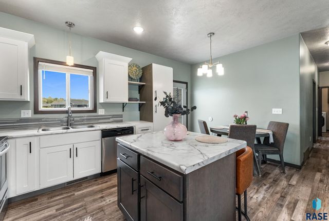 1208 N Broken Bow Ave Avenue, Sioux Falls, SD 57103