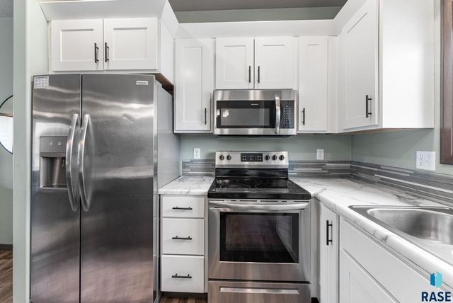 1208 N Broken Bow Ave Avenue, Sioux Falls, SD 57103