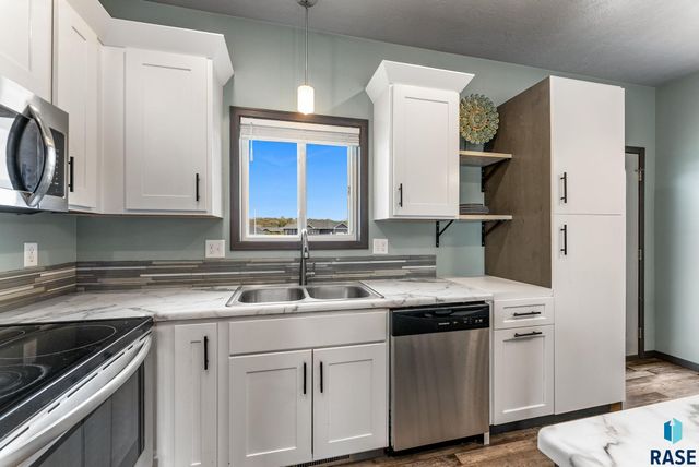 1208 N Broken Bow Ave Avenue, Sioux Falls, SD 57103