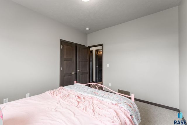 1208 N Broken Bow Ave Avenue, Sioux Falls, SD 57103