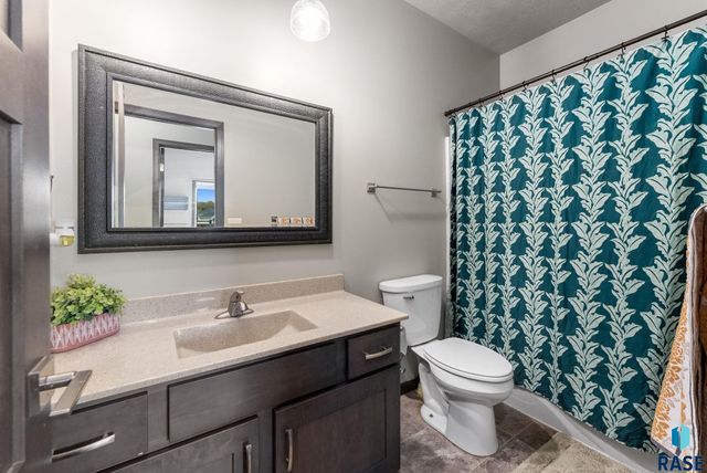 1208 N Broken Bow Ave Avenue, Sioux Falls, SD 57103