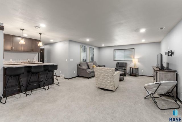 1208 N Broken Bow Ave Avenue, Sioux Falls, SD 57103