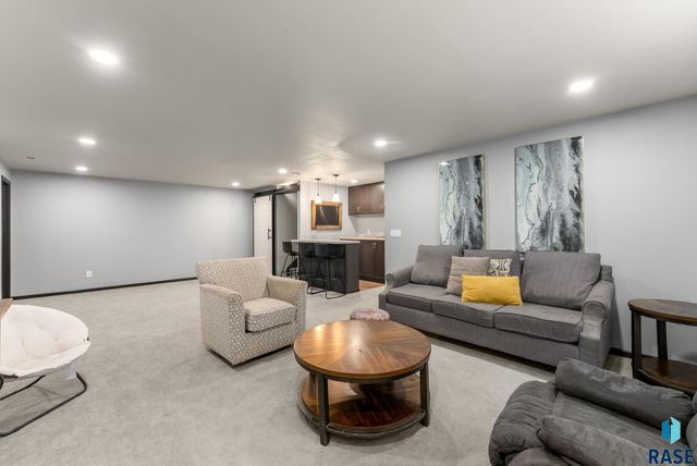 1208 N Broken Bow Ave Avenue, Sioux Falls, SD 57103