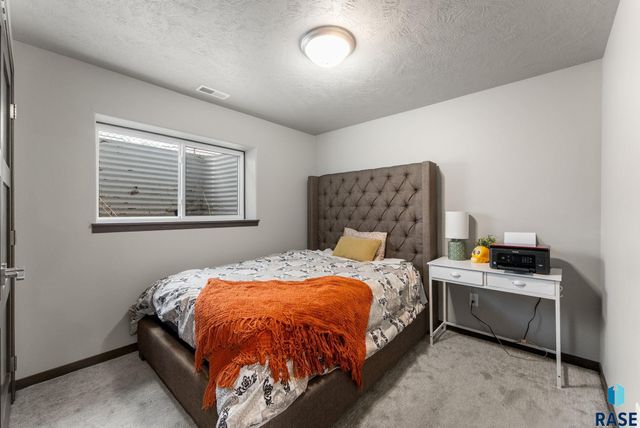 1208 N Broken Bow Ave Avenue, Sioux Falls, SD 57103