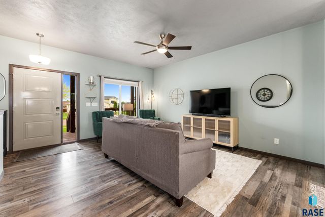1208 N Broken Bow Ave Avenue, Sioux Falls, SD 57103