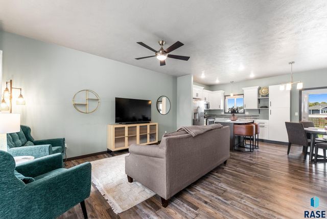 1208 N Broken Bow Ave Avenue, Sioux Falls, SD 57103