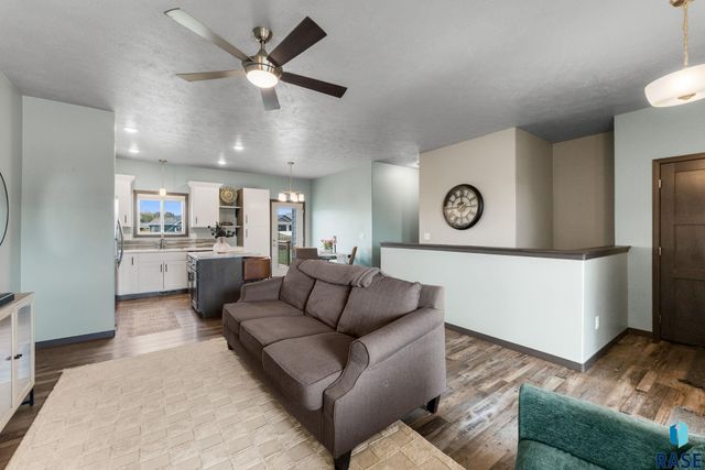 1208 N Broken Bow Ave Avenue, Sioux Falls, SD 57103