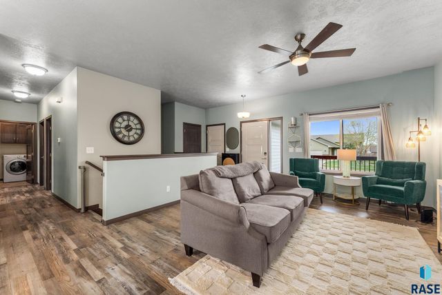 1208 N Broken Bow Ave Avenue, Sioux Falls, SD 57103