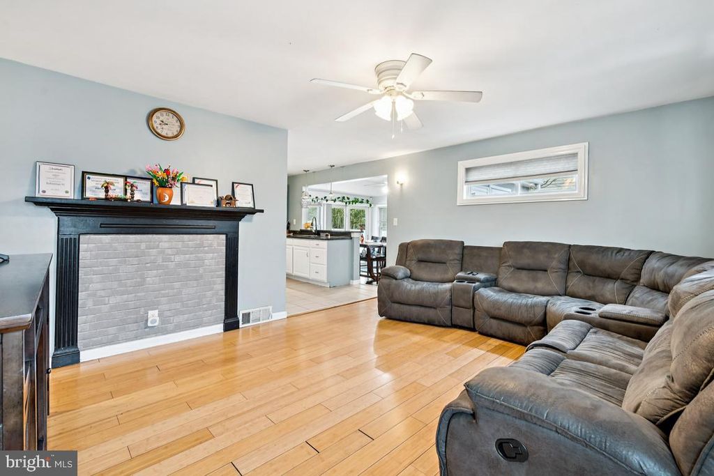 Image 3 of property listing at 441 INDEPENDENCE DR, Burlington, NJ 08016