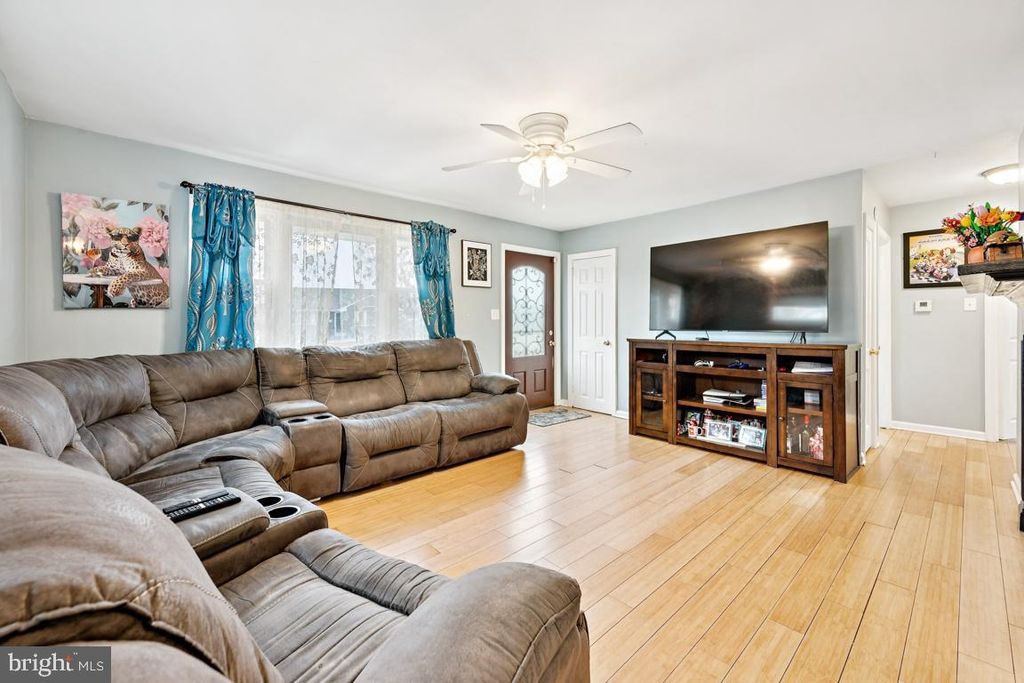 Image 4 of property listing at 441 INDEPENDENCE DR, Burlington, NJ 08016