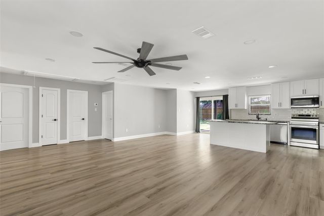 1711 N Thompson Street, Conroe, TX 77301