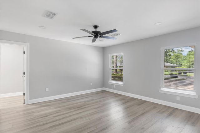 1711 N Thompson Street, Conroe, TX 77301