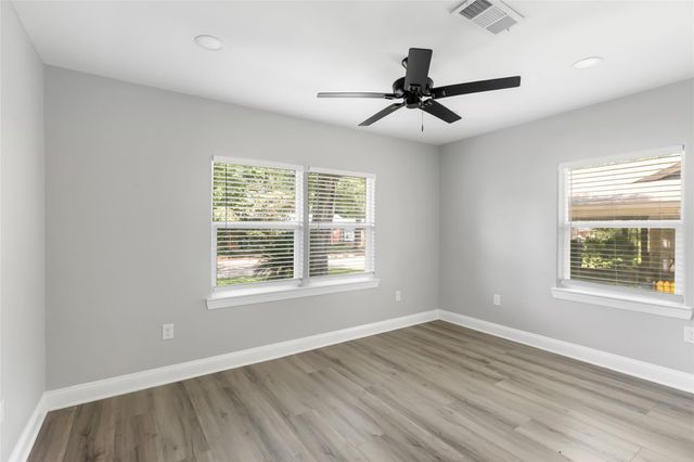 1711 N Thompson Street, Conroe, TX 77301