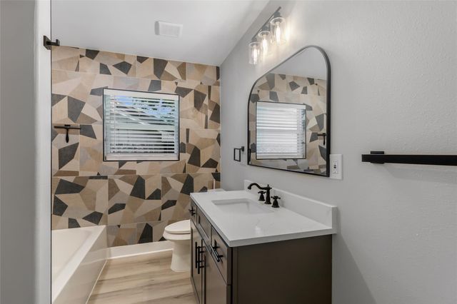 1711 N Thompson Street, Conroe, TX 77301