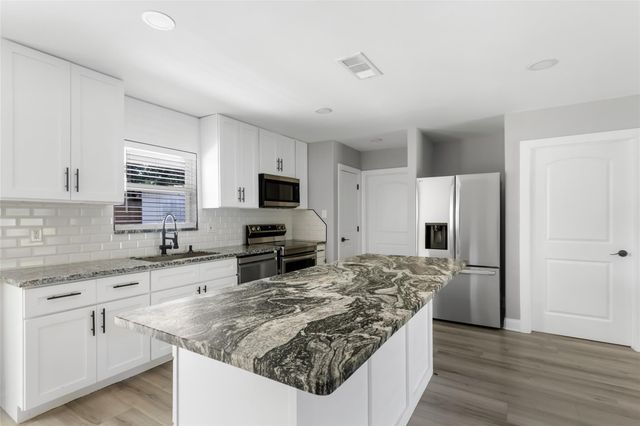 1711 N Thompson Street, Conroe, TX 77301