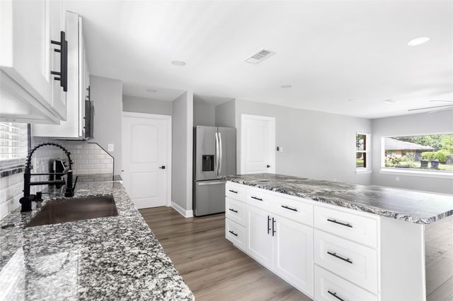 1711 N Thompson Street, Conroe, TX 77301