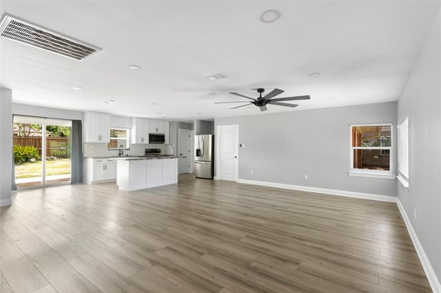 1711 N Thompson Street, Conroe, TX 77301