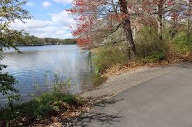 10 Sycamore Rd, Wrentham, MA 02093