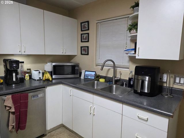 12037 Se MILL Ct, Portland, OR 97216
