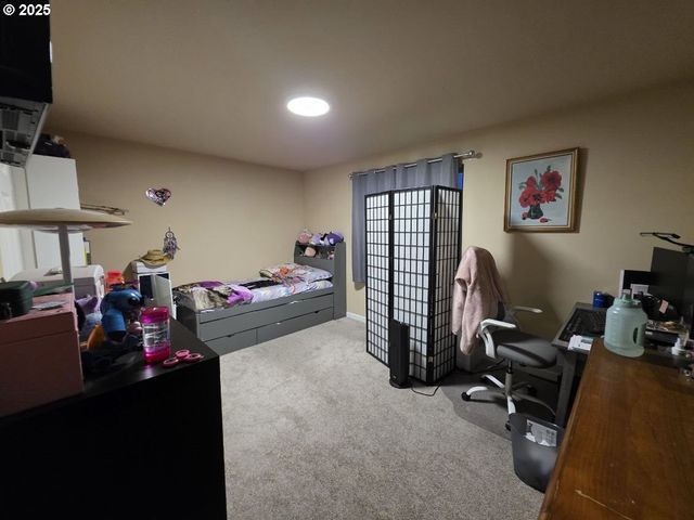 12037 Se MILL Ct, Portland, OR 97216