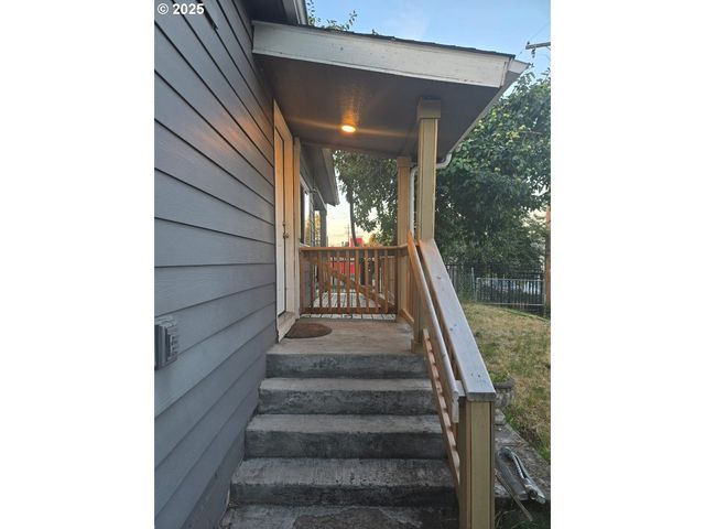 12037 Se MILL Ct, Portland, OR 97216