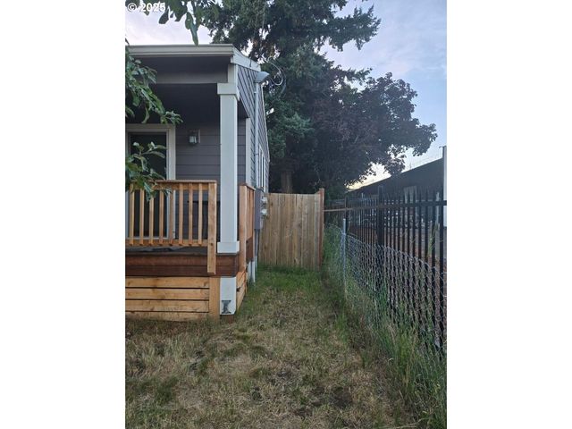 12037 Se MILL Ct, Portland, OR 97216