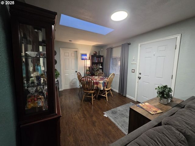 12037 Se MILL Ct, Portland, OR 97216