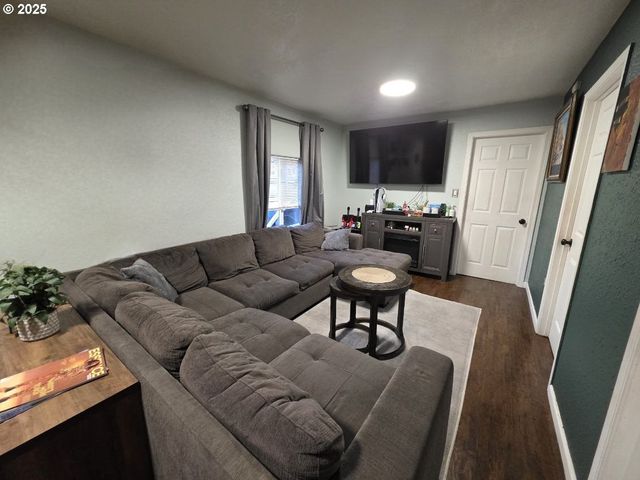 12037 Se MILL Ct, Portland, OR 97216