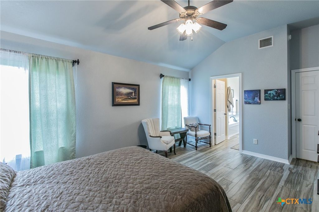 Image 10 of property listing at 1501 Loving Trail, Belton, TX 76513