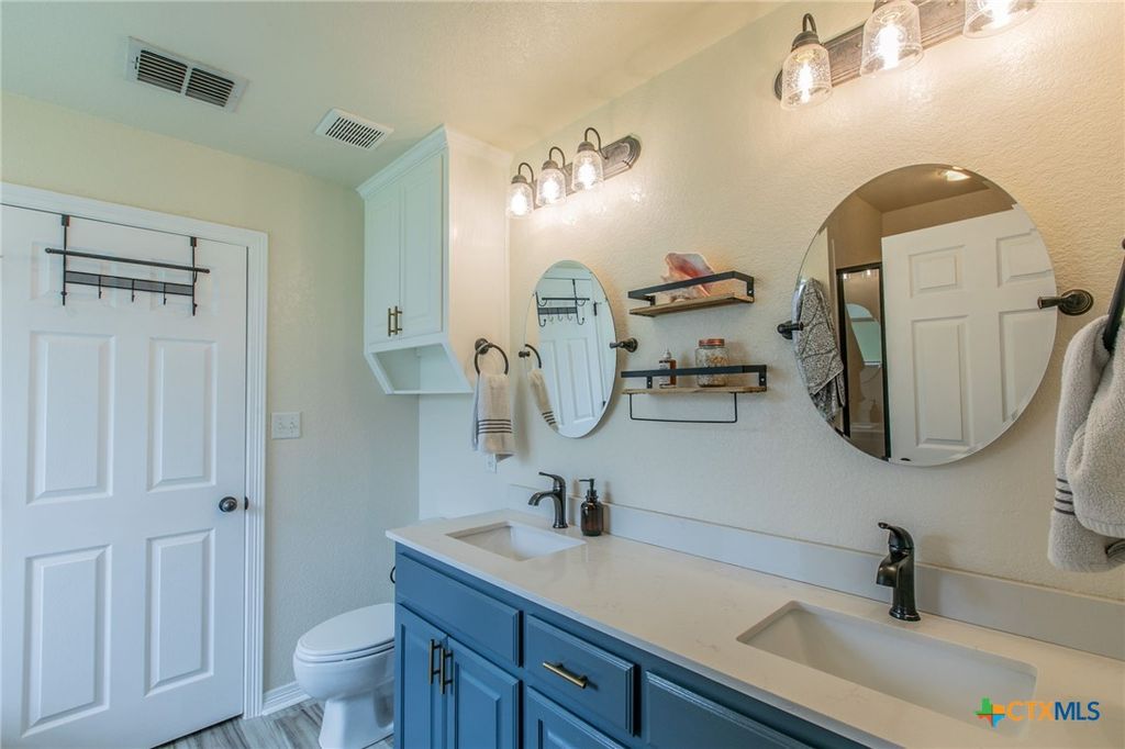 Image 12 of property listing at 1501 Loving Trail, Belton, TX 76513