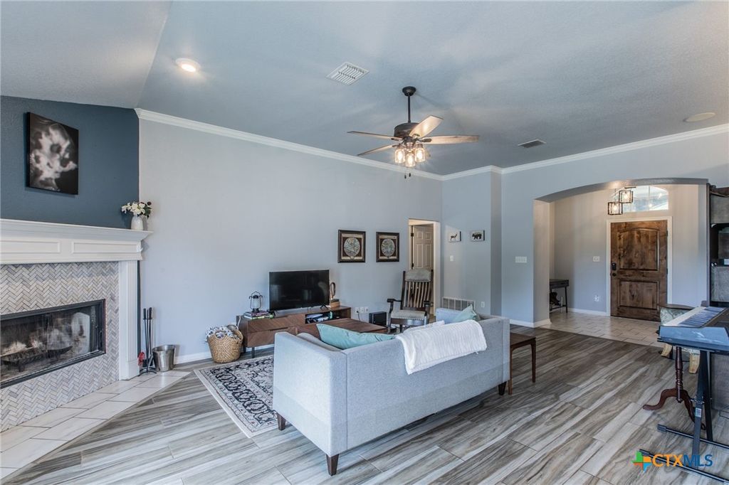 Image 3 of property listing at 1501 Loving Trail, Belton, TX 76513