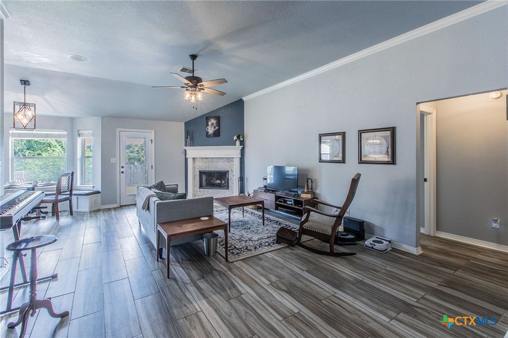 Image 4 of property listing at 1501 Loving Trail, Belton, TX 76513
