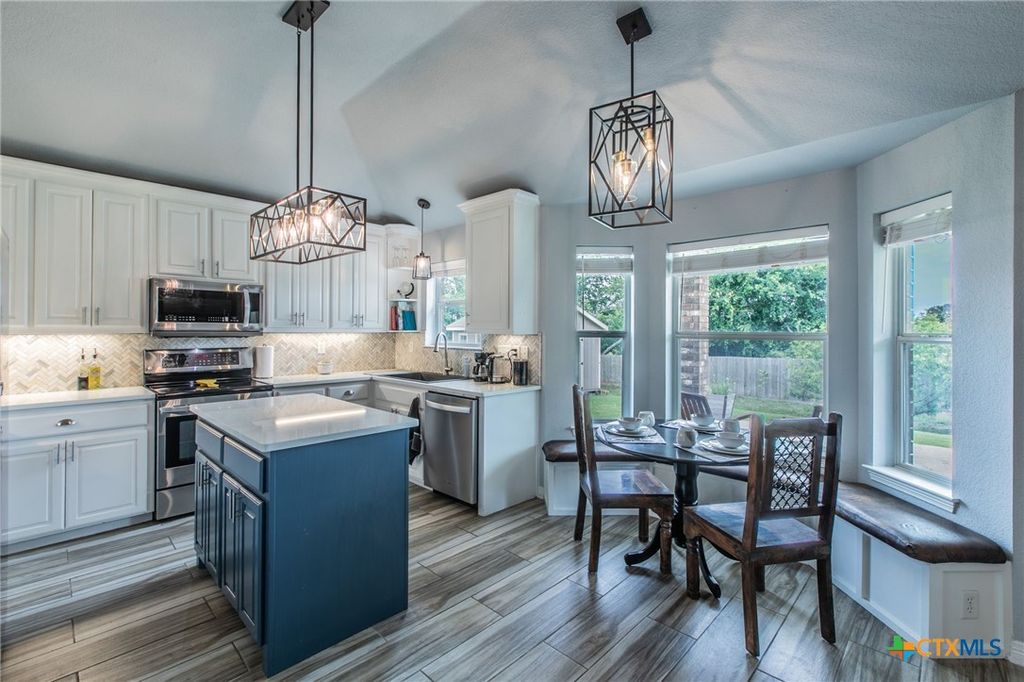 Image 5 of property listing at 1501 Loving Trail, Belton, TX 76513