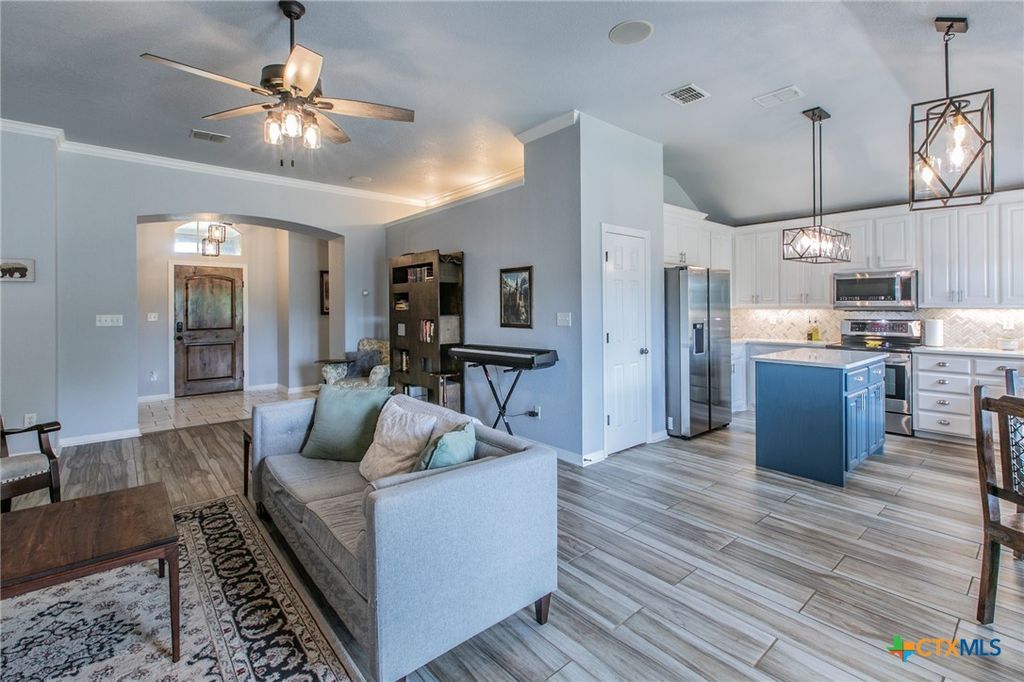 Image 6 of property listing at 1501 Loving Trail, Belton, TX 76513