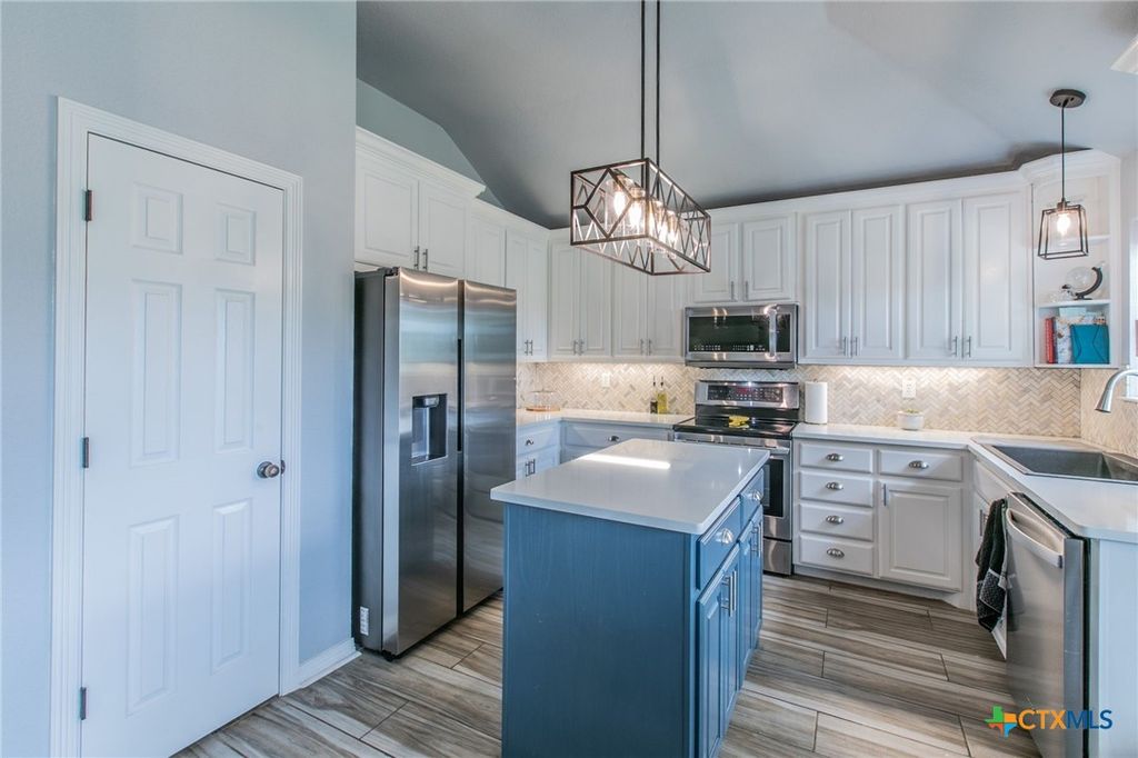 Image 7 of property listing at 1501 Loving Trail, Belton, TX 76513