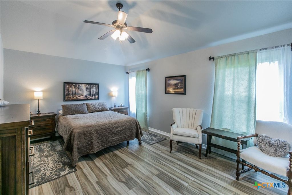 Image 9 of property listing at 1501 Loving Trail, Belton, TX 76513