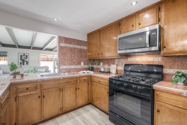 750 Melrose Pl, Vista, CA 92083