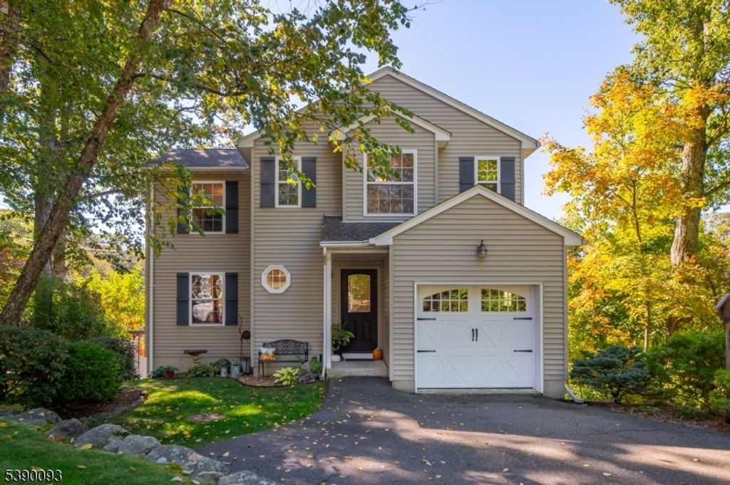 9 Maple Rd, Ringwood Boro, NJ 07456