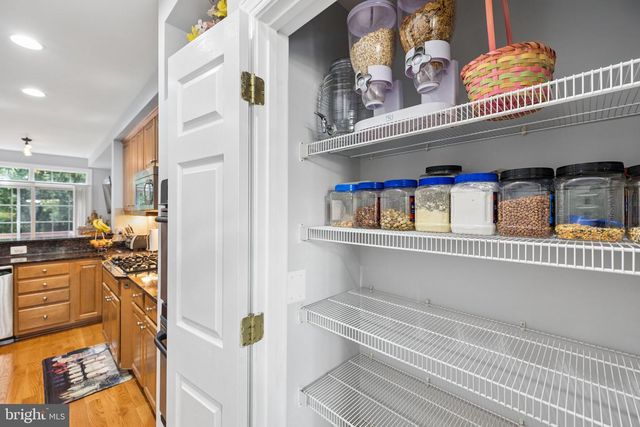 116 HERNDON MILL CIR, Herndon, VA 20170