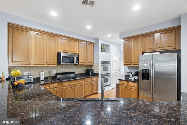 116 HERNDON MILL CIR, Herndon, VA 20170