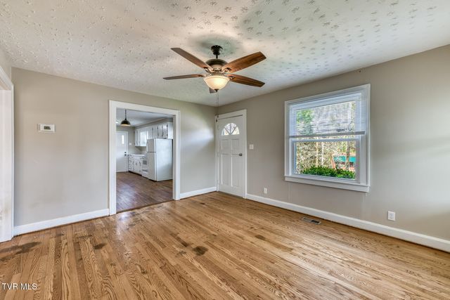 5270 Fort Henry Drive, Kingsport, TN 37663