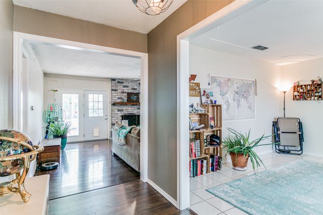 1000 Sherwood Drive, Bedford, TX 76022